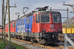 Re 421 375-7 wartet beim Güterbahnhof Muttenz auf den nächsten Einsatz.