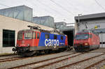 Re 460 116-7 und die Re 421 371-6 stehen beim Lok Depot hinter dem Bahnhof SBB.