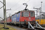 Re 421 389-8 wartet beim Güterbahnhof Muttenz auf den nächsten Einsatz. Die Aufnahme stammt vom 06.02.2017.