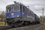 Re 421 371-6 ist mit dem Sonderzug des Dampflok-Depot Full unterwegs nach St. Gallen, aufgenommen zwischen Au ZH und Wädenswil am 11.12.2021.