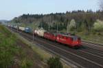 Re 436 114-3 und Re 436 115-0 befinden sich am 13.04.2014 mit einem Containerzug bei Herzogenbuchsee.