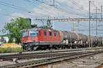 Re 430 355-8 durchfährt den Bahnhof Pratteln.