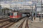 Doppeltraktion mit der SBB Re 4/4 III Nr. 11362 und einer unbekannter Re 4/4 II/III durchfuhren mit einem leeren Zuckerrübenzug den Bahnhof Winterthur. 
Donnerstag, 12. Oktober 2017

Ich stand übrigens natürlich nicht auf dem Gleis, sondern hatte das Glück, dass ich im hintersten Waggon eines herausfahrenden IR einstieg, und somit eine Doppelausfahrt mit  Passagier-  und  Güterzug  entstand... Das könnte auch wohl auch die Sicht eines Lokführers sein...