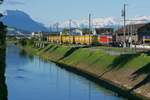 Auf Grund der eingleisigen Strecke muss Re 430 361-6 mit dem aus Richtung Buchs kommenden und soeben in Au eingefahrenen Postzug warten, bis der entgegenkommende Zug den Bahnhof von Au (SG) erreicht