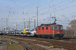 Re 430 362-4 durchfährt den badischen Bahnhof.