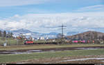 Der von Walter Ruetsch ca. 800 m vorher auf Bild 1131304 gezeigte Güterzug 62228 RBL - Thun GB mit der Re 4/4 III 11355 am 9. Februar 2019 bei Hermiswil. Im Gegensatz zu Walter Bild leider bereits im Wolkenschatten.