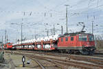 Re 430 359-0 durchfährt den badischen Bahnhof.