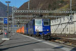 Die Lokomotiven 430 111 und 421 373 der WRS durchfahren mit einem Güterzug den Bahnhof Bellinzona Richtung Süden, Richtung Giubiasco.
Bellinzona, Mittwoch, 15. März 2023