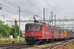 Dreifach Traktion, mit den Loks 430 114-3  Natalie , 430 112-3  Zita  und 430 115-6  Ivon , durchfahren den Bahnhof Pratteln. Die Aufnahme stammt vom 12.06.2016.