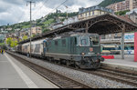 Re 4/4 III 11364 zieht am 19. Juni 2016 einen kurzen Güterzug durch den Bahnhof Montreux.