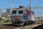 Re 446 017-6 (ex SOB) durchfährt solo den Bahnhof Pratteln. Die Aufnahme stammt vom 13.03.2020.