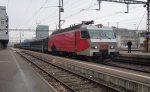 Non-Pendel-S-Bahn: Am 15.03.10 wartet die Re 446 015-0 mit 6 EW II in Zrich Altstetten auf die Abfahrt nach Einsiedeln.