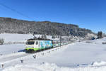 Re 456 092 mit einem VAE am 05.02.2019 bei Biberbrugg. 