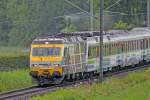 Re 456 Werbelok Rhomberg-Sersa ist mit dem Voralpenexpress unterwegs bei starkem Regen bei Bollingen am 29.6.2014