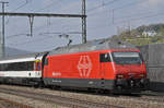 Re 460 014-4 durchfährt den Bahnhof Gelterkinden. Die Aufnahme stammt vom 06.04.2017.