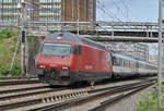 Re 460 058-1 durchfährt den Bahnhof Muttenz.
