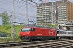 Re 460 088-8 durchfährt den Bahnhof Muttenz.