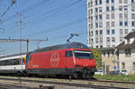 Re 460 100-1 durchfährt den Bahnhof Pratteln. Die Aufnahme stammt vom 29.04.2017.