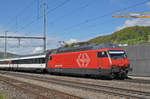 Re 460 109-2 durchfährt den Bahnhof Gelterkinden.