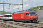 Re 460 109-2 durchfährt den Bahnhof Gelterkinden. Die Aufnahme stammt vom 12.05.2017.