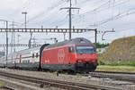 Re 460 051-6 durchfährt den Bahnhof Pratteln. Die Aufnahme stammt vom 24.06.2017.