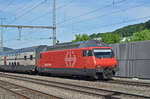 Re 460 025-0 durchfährt den Bahnhof Gelterkinden. Die Aufnahme stammt vom 05.07.2017.