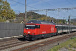 Re 460 001-1 durchfährt den Bahnhof Gelterkinden. Die Aufnahme stammt vom 24.10.2017.