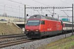 Re 460 024-3 fährt Richtung Bahnhof SBB. Die Aufnahme stammt vom 16.11.2017.