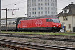 Re 460 026-8 durchfährt den Bahnhof Pratteln.