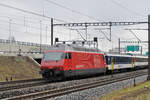 Re 460 082-1 wird kalt von einem IR Richtung Bahnhof Muttenz gezogen.