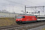 Re 460 027-6 fährt Richtung Bahnhof Muttenz. Die Aufnahme stammt vom 20.12.2017.