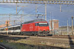 Re 460 008-6 durchfährt den Bahnhof Muttenz.