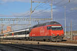 Re 460 062-3 durchfährt den Bahnhof Muttenz. Die Aufnahme stammt vom 02.01.2018.