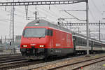 Re 460 069-8 durchfährt den Bahnhof Muttenz. Die Aufnahme stammt vom 27.01.2018.