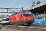 Re 460 006-0 fährt Richtung Bahnhof Muttenz. Die Aufnahme stammt vom 24.01.2018.