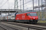 Re 460 103-5 durchfährt den Bahnhof Muttenz.