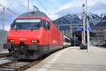 Re 460 037-5  Sempacher See  fährt am 13.03.2018 aus dem Bahnhof Brig und zieht Ihren Interregio in Richtung Lausanne.