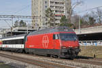 Re 460 102-7 fährt Richtung Bahnhof Muttenz. Die Aufnahme stammt vom 25.01.2018.