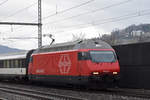Re 460 072-2 durchfährt den Bahnhof Gelterkinden. Die Aufnahme stammt vom 17.12.2018.