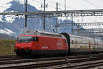 Re 460 011-0 fährt beim Bahnhof Spiez ein.