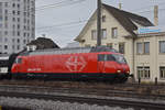 Re 460 069-8 durchfährt den Bahnhof Pratteln.