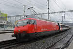 Re 460 114-2 wartet am 12.02.2024 beim Bahnhof Brugg.