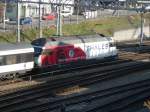 Die Re 460 mit Werbung fr Thales Rosen zieht inene IC Romanshorn - Interlaken Ost aus dem Bahnhof Spiez. Am 10.11.07