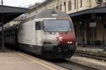 460 090 setzt sich in Domodossola (I) vor einen Zug. 27.10.2006