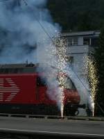 Mein 200. Bahnbild; Re 460 033-4 in Interlaken Ost am 11.08.2006; mit dem Feuerwerk wurde ein Lokfhrer in den Ruhestand verabschiedet.