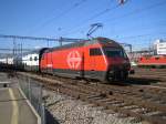 Die Re 460 092-0 ''Fridolin'' verliess am 9.10.05 den HB Zrich als IR 2346 zum Flughafen Zrich.