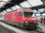 Re 460 064 ist eine vierachsige Vielzwecklokomotive der SBB. Im Volksmund sind diese Loks als Lok 2000 bekannt. Hier mit heruntergeklapptem Stromabnehmer im Zricher Hauptbahnhof. (17.12.2005)