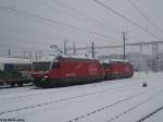 Re 460 106-8 ''Munot'' und eine weitere Re 460 stehen am 12.2.2013 bei dichtem Schneetreiben in Yverdon-les-Bains.