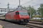 Re 460 021-9 durchfährt den Bahnhof Muttenz. Die Aufnahme stammt vom 17.06.2014.