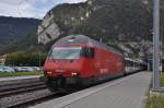 Re 460 097-9 hält beim Bahnhof Interlaken West. Die Aufnahme stammt vom 07.10.2014.